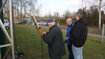 Defecte balun vervangen door Jille en Jeroen. Clement kijkt toe.